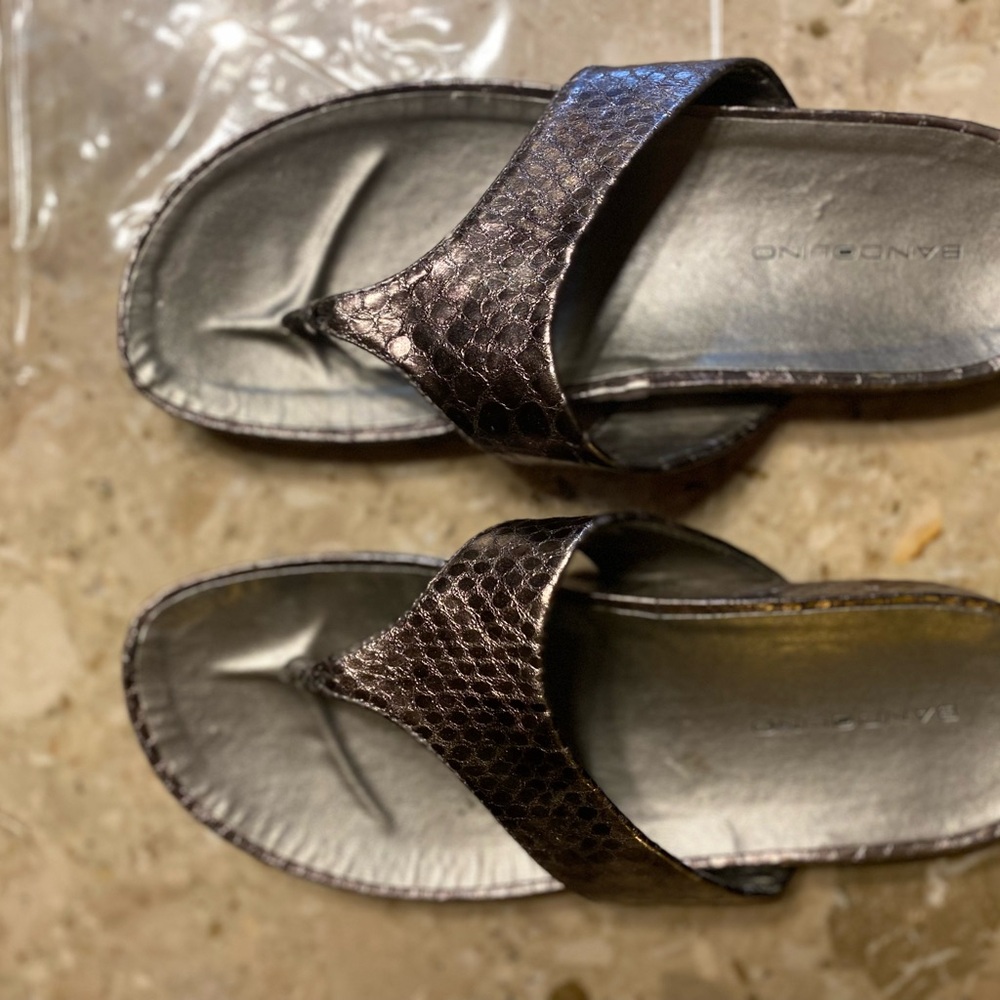 Bandolino bronze flip flops. UEC